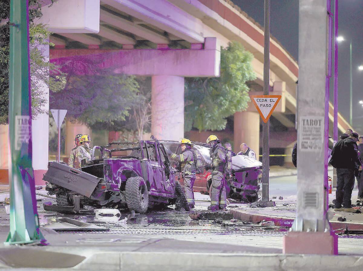 Así quedaron los vehículos que participaron en el accidente la noche del sábado en el cruce de Solidaridad y Luis Encinas, donde murieron dos personas y 5 más resultaron lesionadas. FOTO: ELEAZAR ESCOBAR