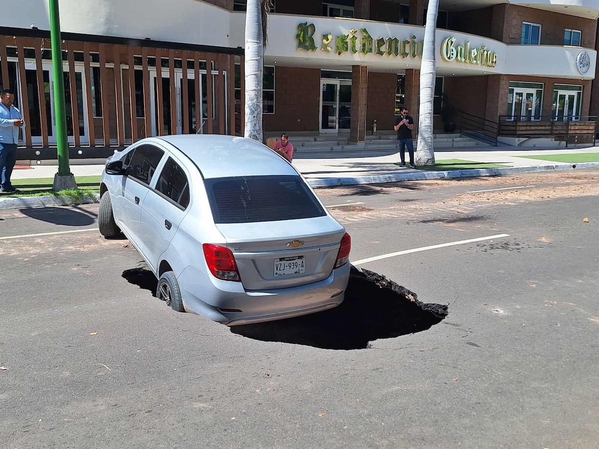 Un vehículo sedán cayó en un socavón de tres metros de diámetro en la calle Náinari.