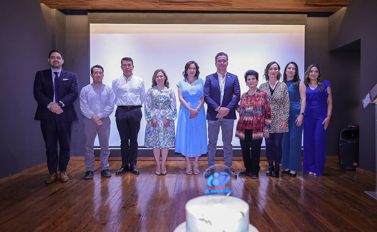 Juan Fernando Healy Loera, presidente del Consejo de Administración de Grupo Healy, con la señora Silvia
Loera de Healy, Rosa Silvia Healy Loera, así como el equipo directivo de EL IMPARCIAL: Alberto Hidalgo, Carlos Félix, Lourdes Lugo, Christian García-Travesi , Mireille Sánchez y Carmen Avilés.