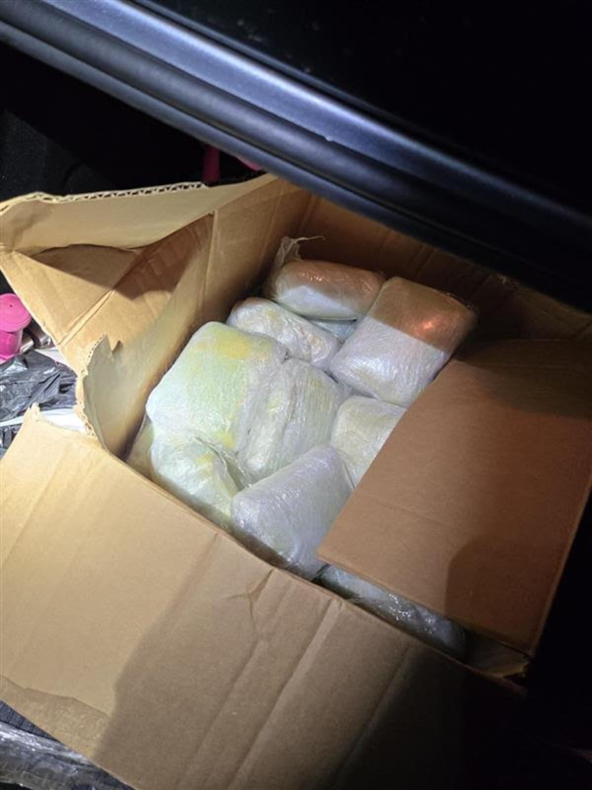 Agentes de la Patrulla Fronteriza y del Condado de Orange aseguraron 32.56 kilos de heroína ocultos en un vehículo, droga valuada en casi 300 mil dólares. Foto: Cortesía