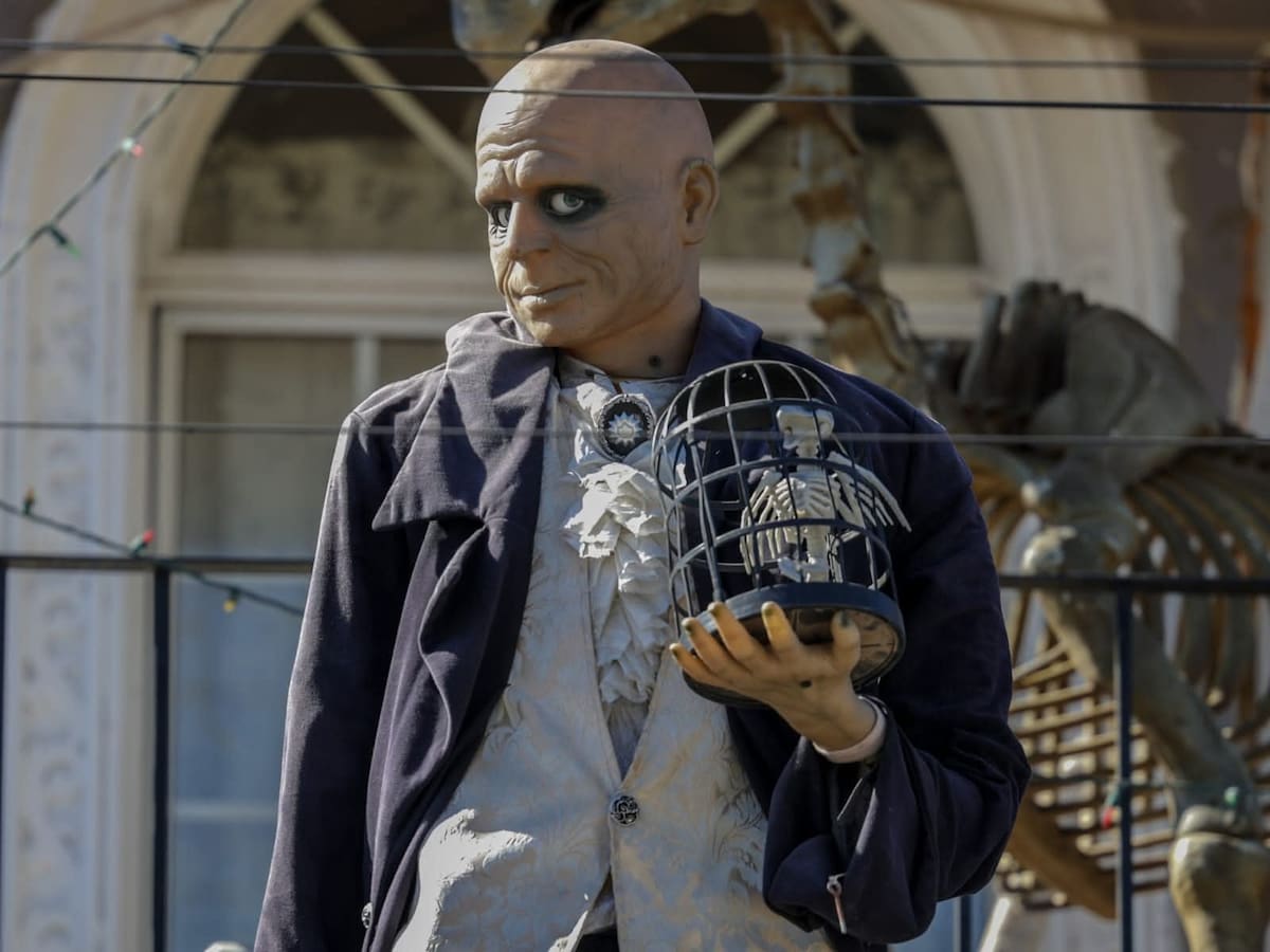 Las calles de Mexicali comienzan a llenarse de disfraces y decoraciones de Halloween. Entre los artículos de temporada hay inflables y figuras de tamaño real inspiradas en personajes de películas. Foto: Javier Gallegos.