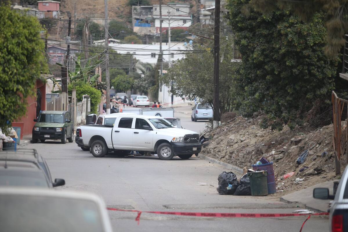 Abandonan dos cuerpos dentro de vehículo en la Lázaro Cárdenas