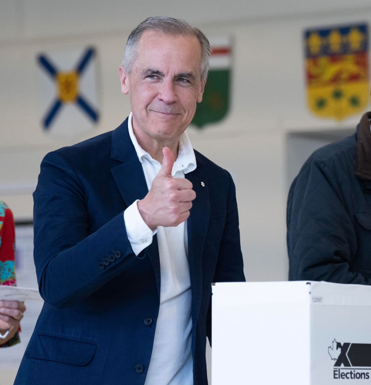 AME3419. OTTAWA (CANADÁ), 28/04/2025.- Fotografía tomada de la cuenta en X @MarkJCarney del primer ministro y líder del Partido Liberal, Mark Carney, luego de votar este lunes, en un colegio electoral en Ottawa (Canadá). Los líderes de los cuatro principales partidos políticos de Canadá depositaron sus votos para las elecciones legislativas del país seis horas antes de que se cierren las urnas en esta jornada considerada trascendental por muchos canadienses. EFE/ @MarkJCarney /SOLO USO EDITORIAL/ SOLO DISPONIBLE PARA ILUSTRAR LA NOTICIA QUE ACOMPAÑA (CRÉDITO OBLIGATORIO)