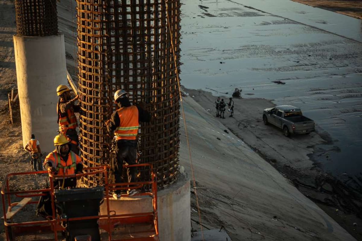 trabajadores que realizaban labores de limpieza en el cauce se percataron de la presencia de un bulto envuelto en una cobija negra. Foto: BorderZoom