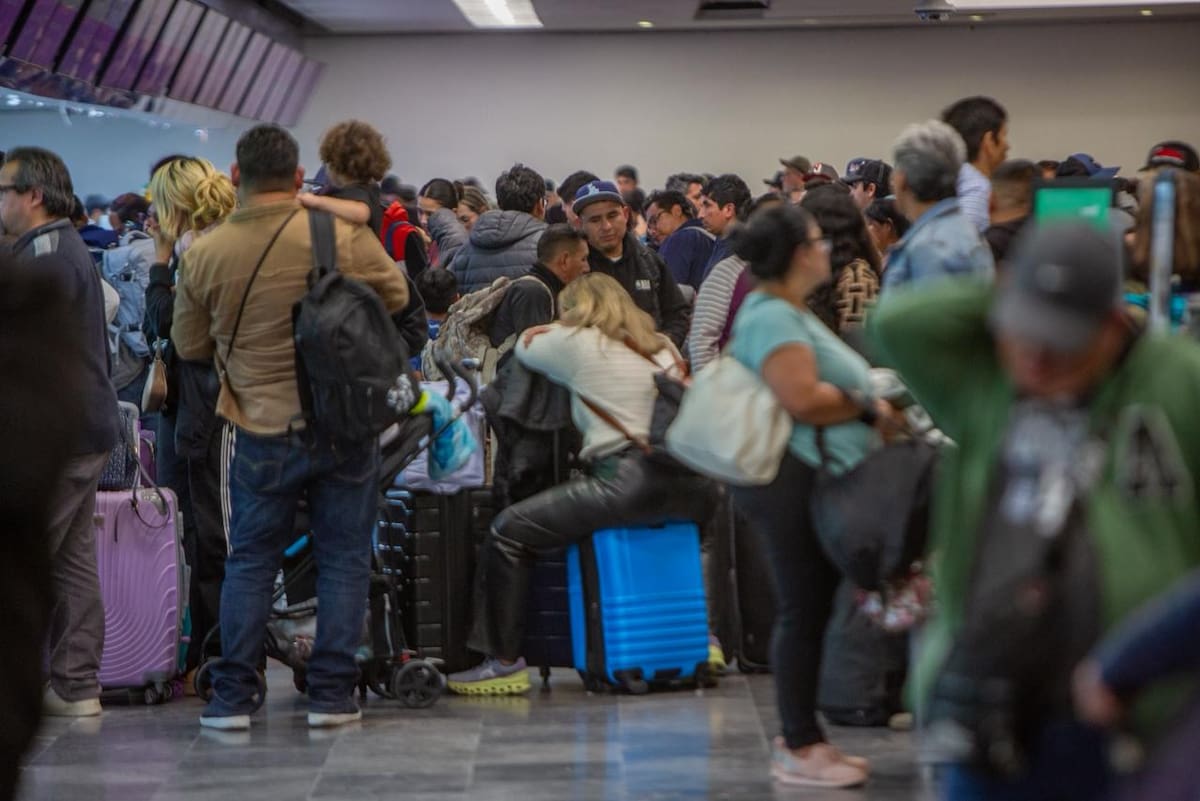 Algunos pasajeros reportaron esperas de más de nueve horas sin hospedaje, información clara ni reprogramaciones confirmadas. Foto: Border Zoom