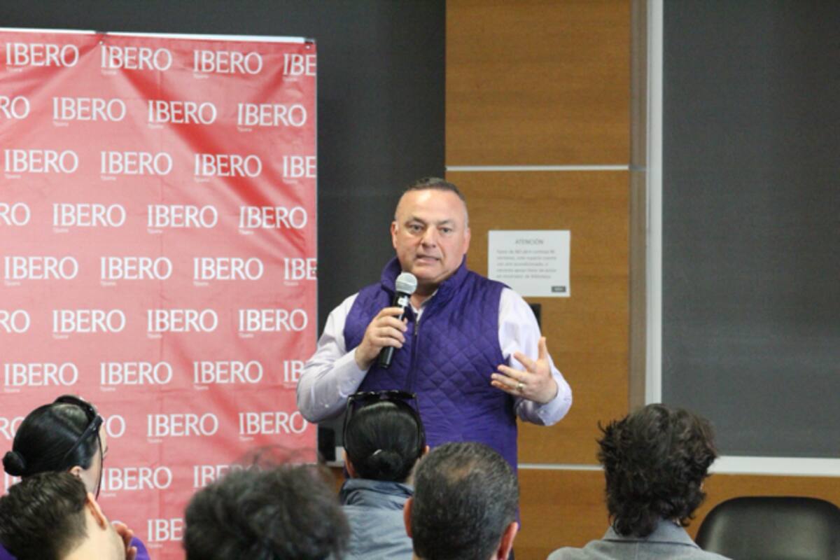 Badiola Montaño asiste a foro ante universitarios