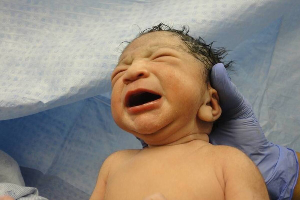 Rescatan a recién nacido abandonado en pozo séptico en El Salvador