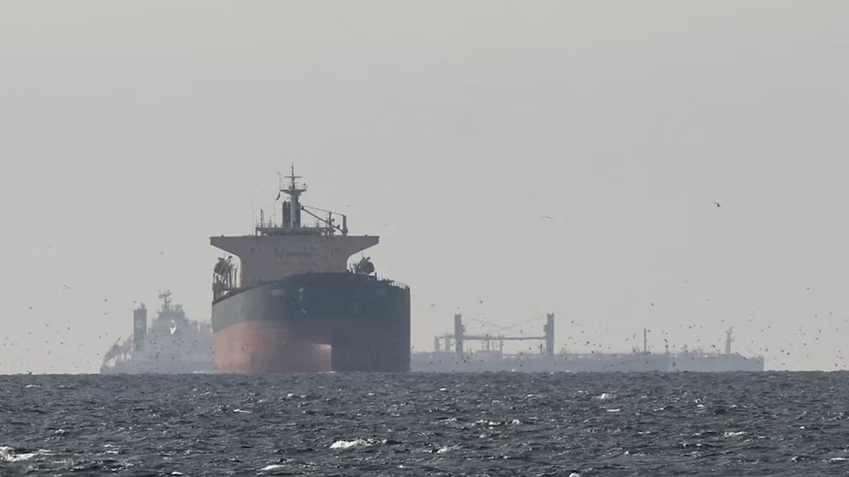 Un petrolero no iraní cruzó el estrecho de Ormuz con señal activa en plena guerra. /Reuters