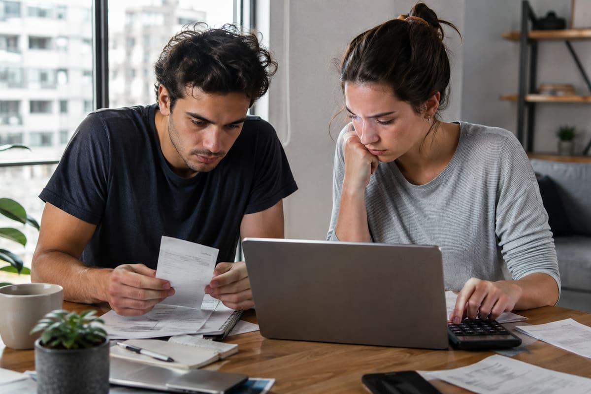 Cada vez más jóvenes de la Generación Z trabajan y viven por su cuenta, pero necesitan apoyo económico de sus padres para cubrir renta, servicios y gastos básicos