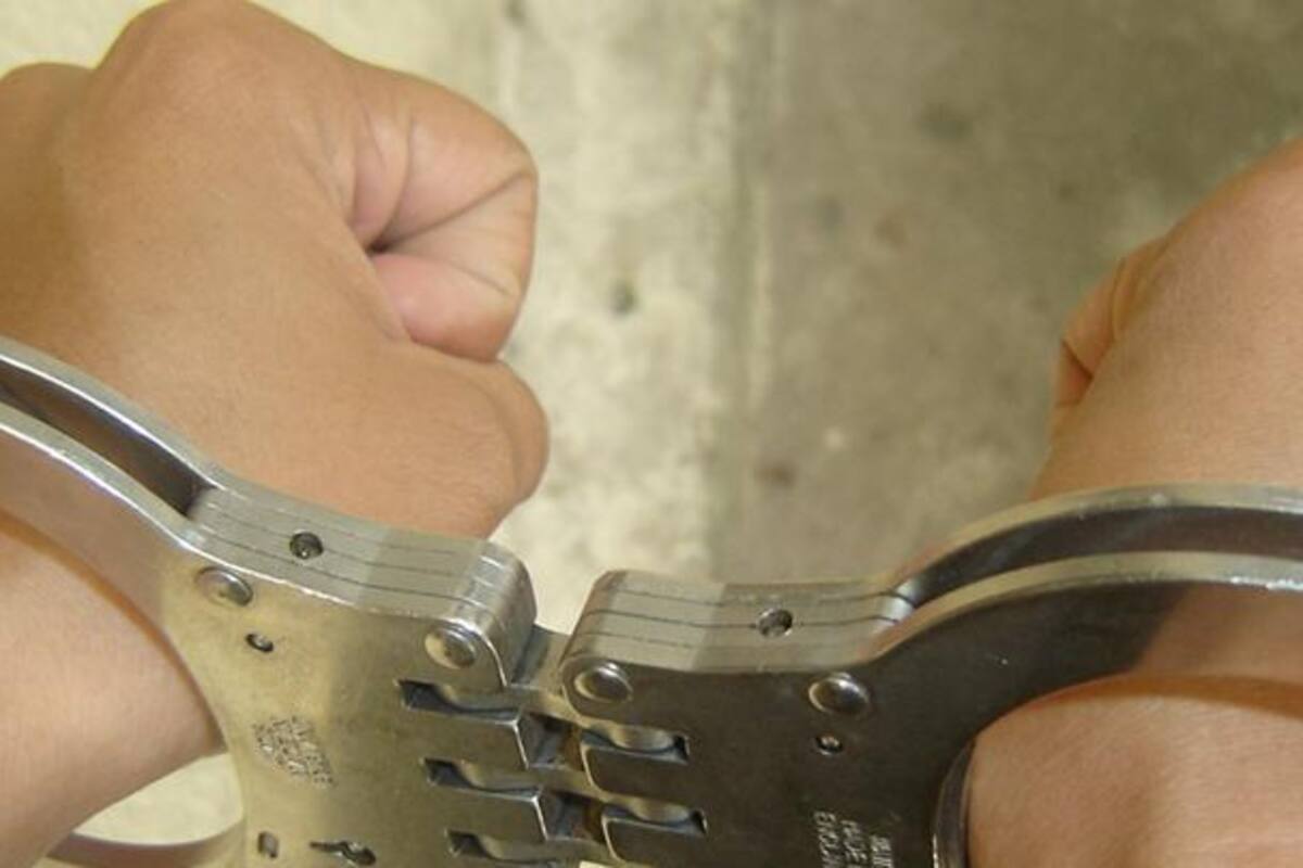 Un hombre es aprehendido tras golpear a su esposa frente a sus hijos