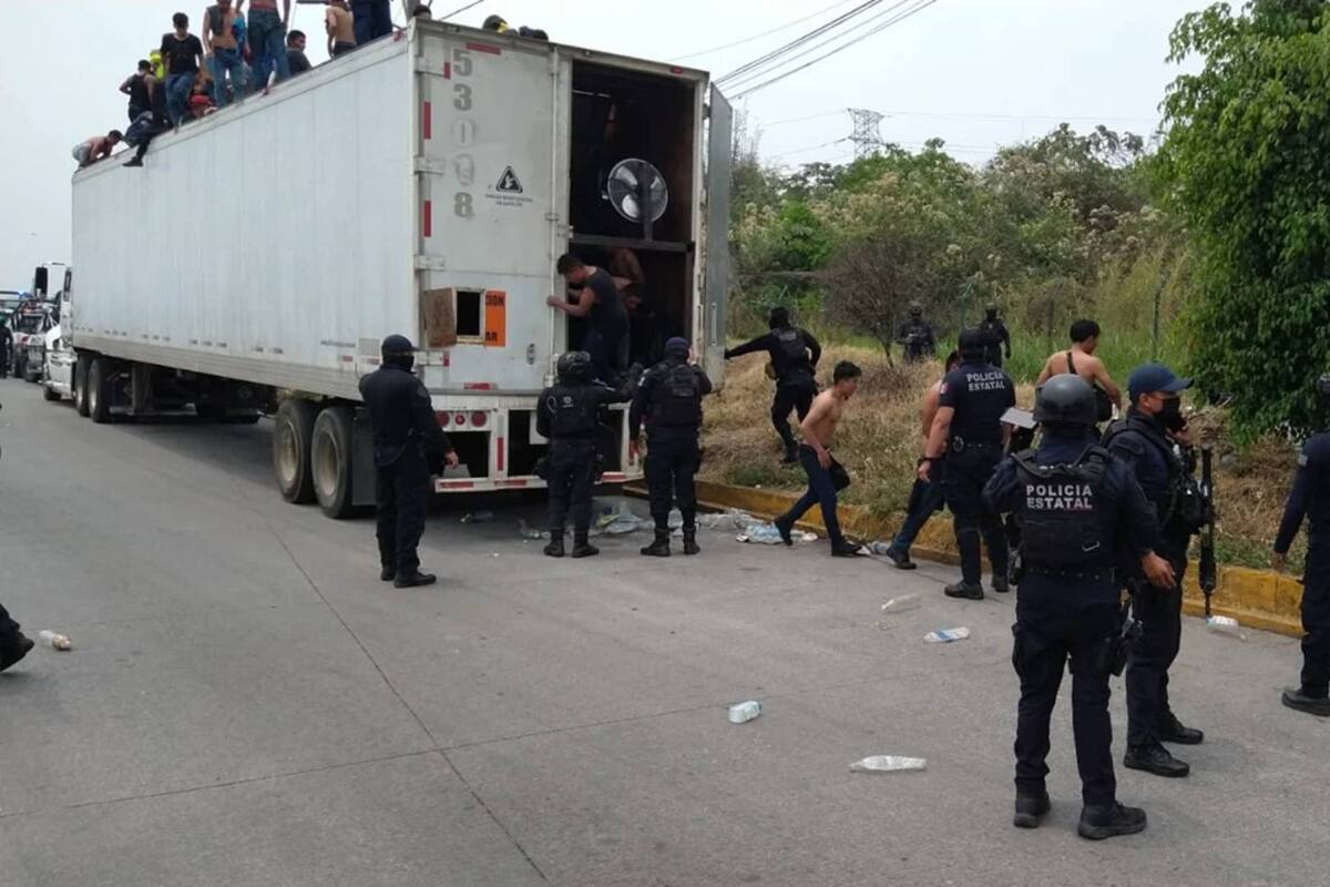 Veracruz: Rescatan a 150 migrantes centroamericanos hacinados en un tráiler