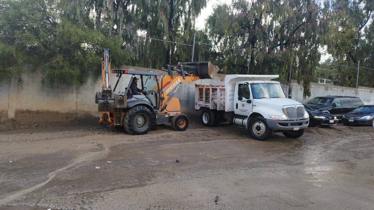 Se realizó el desazolve y extracción de agua, además de labores de limpieza en vialidades de las colonias: Real de Rosarito, Plan Libertador, Constitución y Morelos, entre otras.