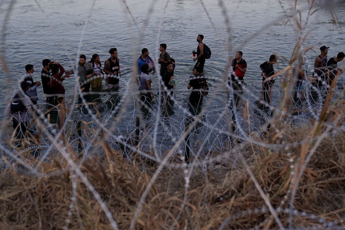 Migrantes cruzando desde México en Eagle Pass, Texas, el 23 de septiembre de 2023. (Foto AP/Eric Gay)