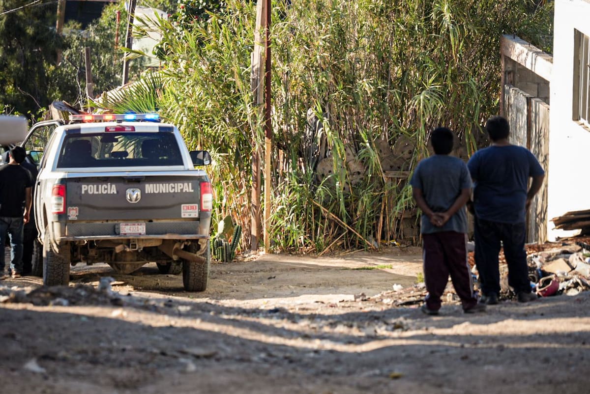 Las víctimas fueron localizadas sin vida dentro de un domicilio; autoridades resguardaron la zona mientras se realizan las investigaciones. Foto: Leonardo González