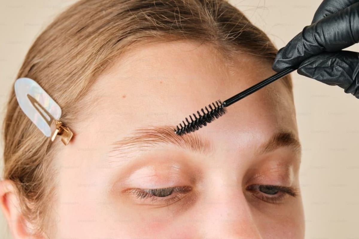 Cómo conseguir cejas laminadas sin salir de casa