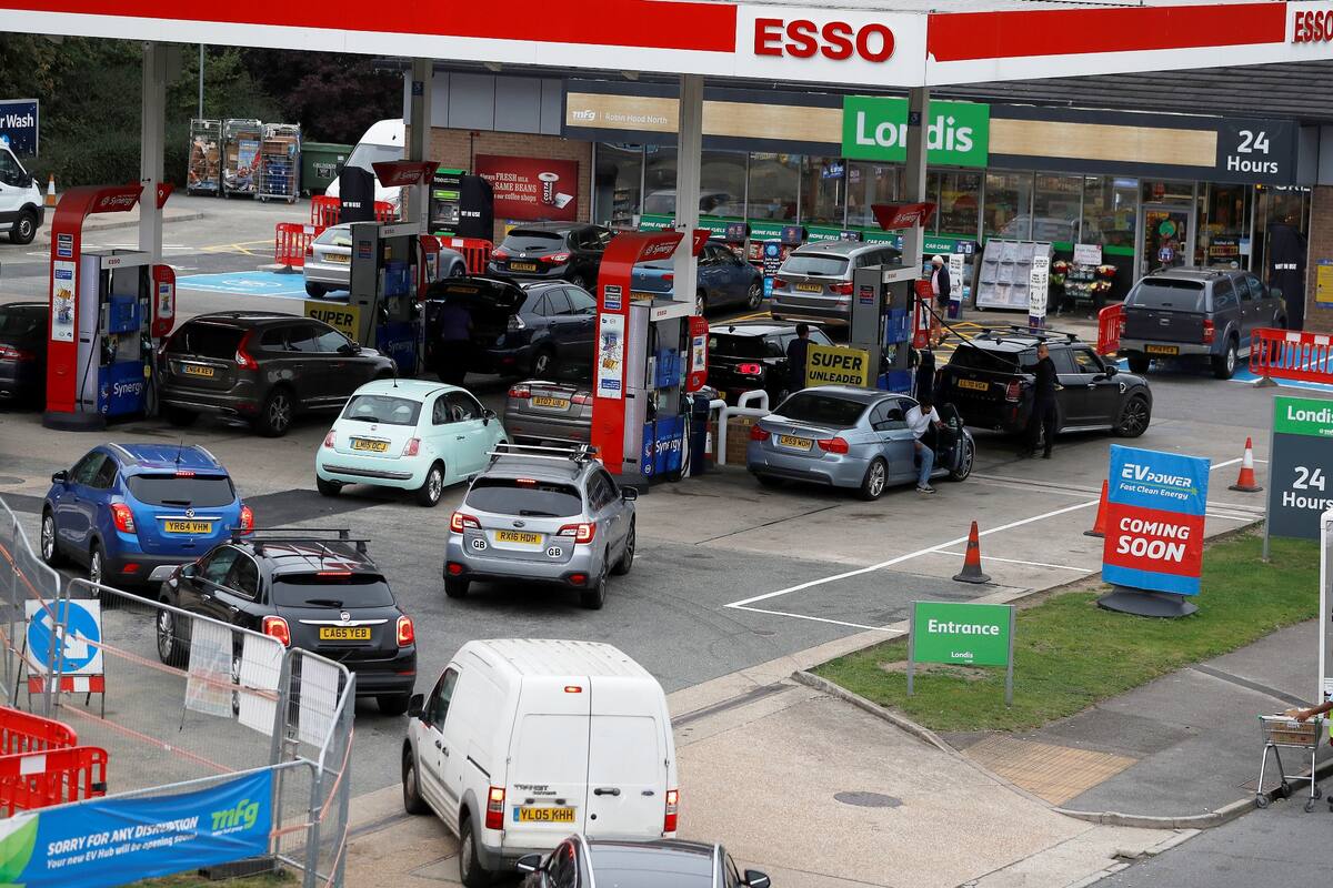 Gasolineras se quedan secas en Reino Unido; tiendas temen quedarse sin alimento