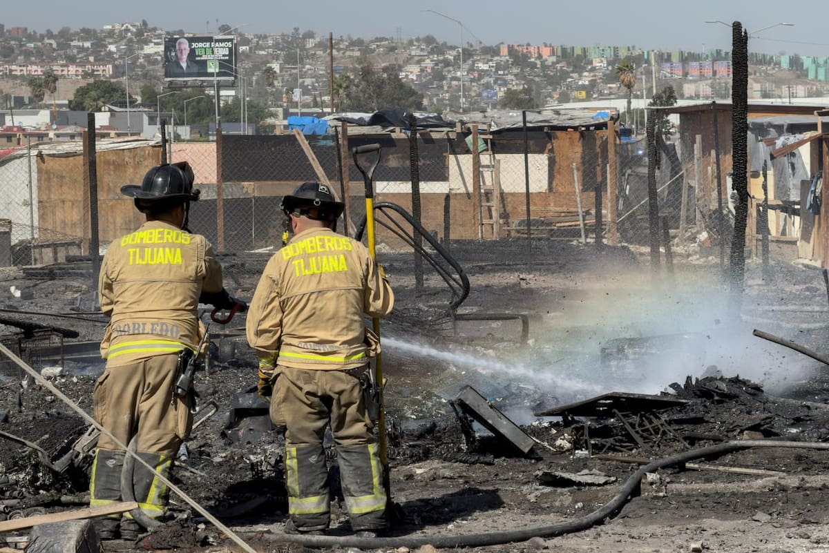 Bomberos de Tijuana atienden un incendio que afectó seis viviendas en un asentamiento irregular de la Vía Rápida Poniente. Foto: Cortesía