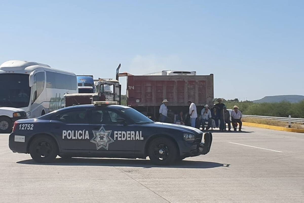 Yaquis bloquean carretera a autobuses y camiones de carga