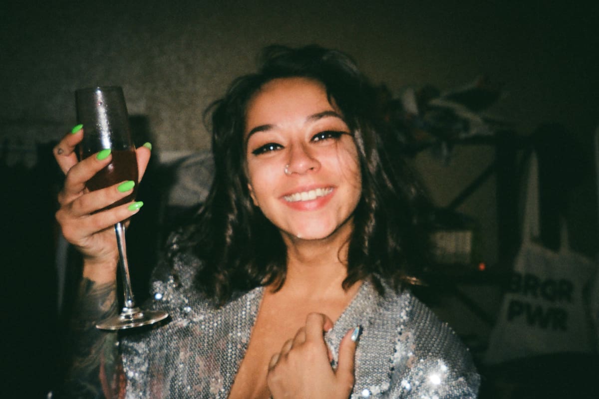 Dormir mal en fiestas: cómo afecta al cerebro y al corazón, y qué hacer para recuperarse