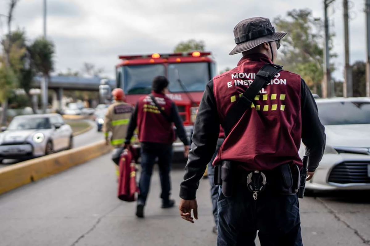 De acuerdo con el reporte el trabajador perdió el control de la unidad y cayó sobre el pavimento. Foto: Border zoom