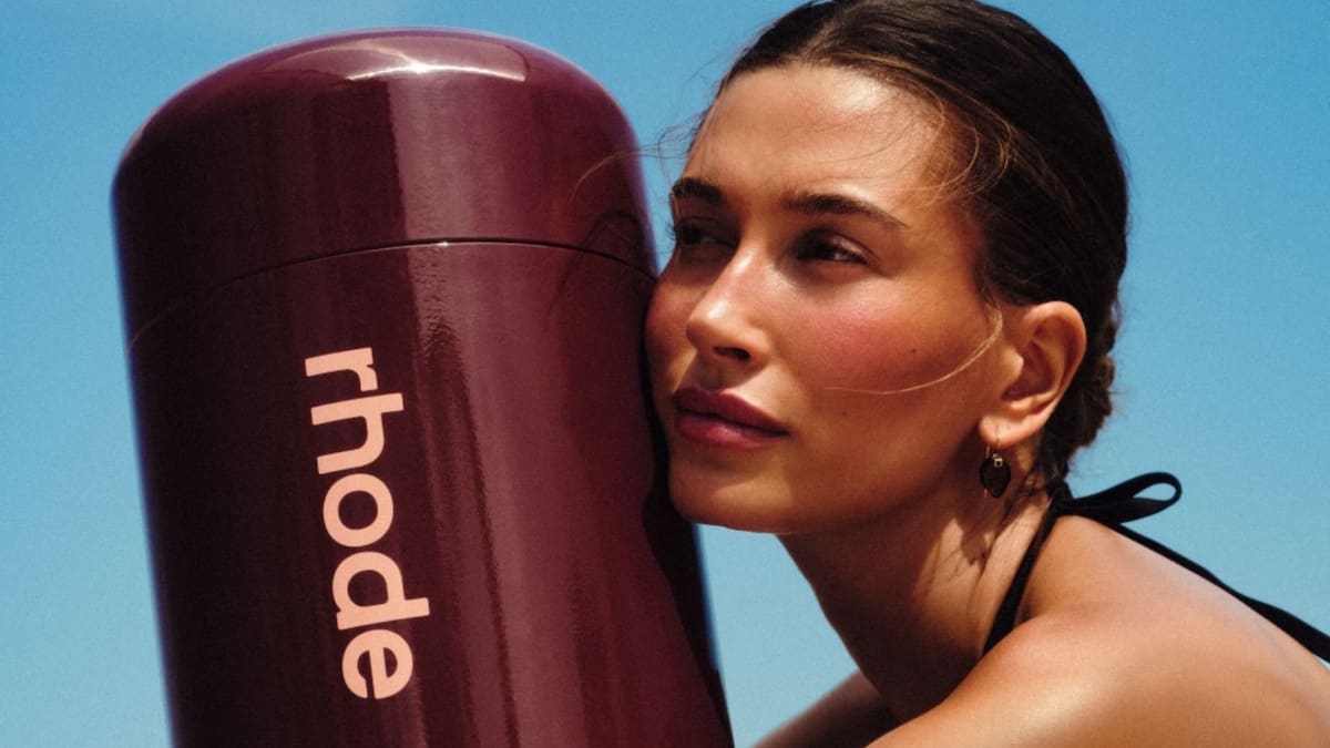 Rhode, la marca de Hailey Bieber, llega a México el 9 de junio con precios oficiales en pesos que van desde los 460 hasta los 1,150 MXN para frenar la reventa informal en el país