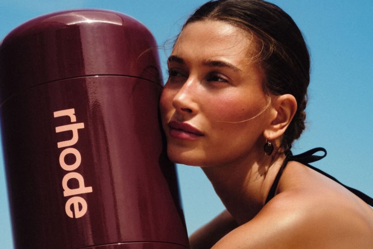 Rhode, la marca de Hailey Bieber, llega a México el 9 de junio con precios oficiales en pesos que van desde los 460 hasta los 1,150 MXN para frenar la reventa informal en el país