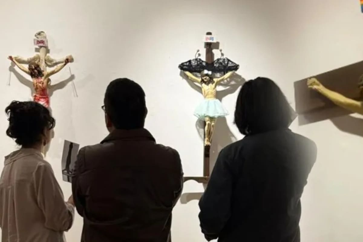Cristos con símbolos LGBTQ+ en exposición de Guanajuato provocan indignación; católicos exigen retiro