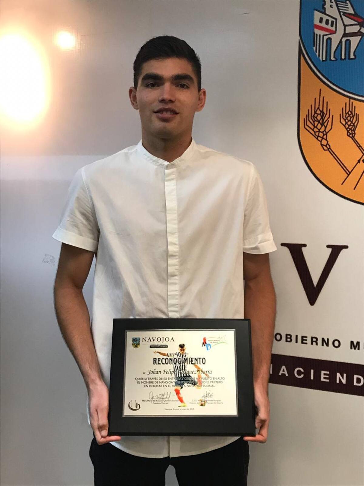 Johan Vásquez recibió un reconocimiento por parte del gobierno Municipal de Navojoa.
