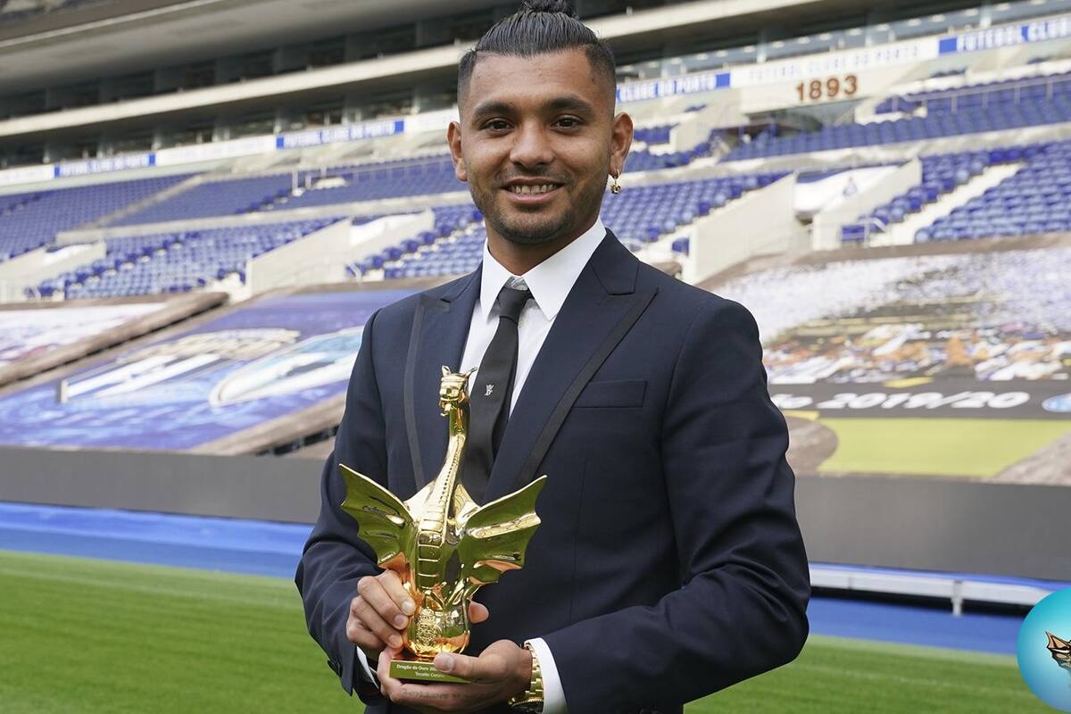 "Tecatito" Corona recibe el Dragón de Oro como el mejor jugador del Porto