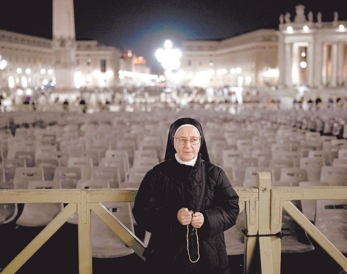 Una monja participa en el rezo del rosario por la salud del papa Francisco, en la Plaza de San Pedro del Vaticano. FOTO: AP