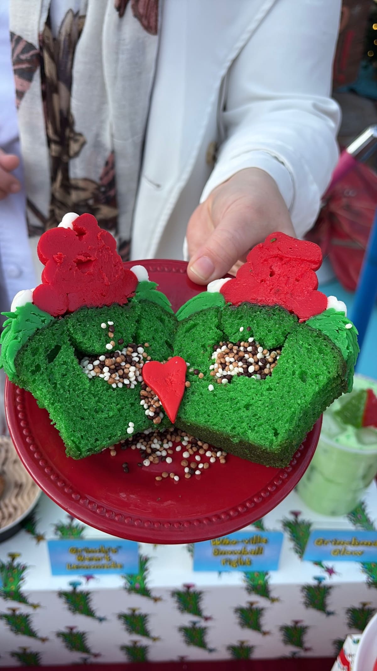 Los visitantes quedaran deslumbrados al entrar a Universal Plaza, artículos exclusivos, y con la presencia del Grinch. Foto: Ana Gomez