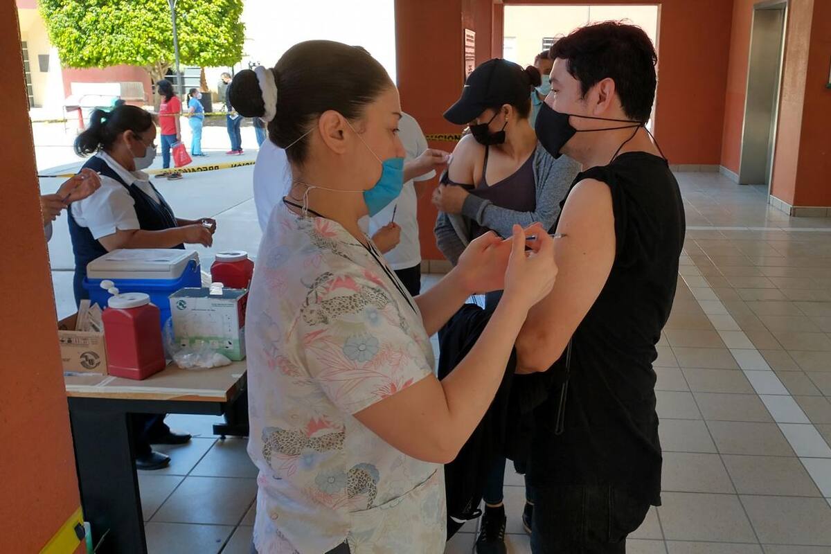 Sin fila peatonal en módulo de vacunación de UABC; la vehicular llega hasta la colonia Libertad
