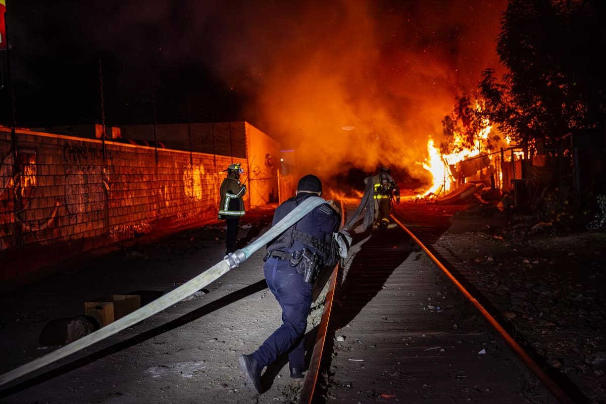 Incendio consume dos viviendas improvisadas