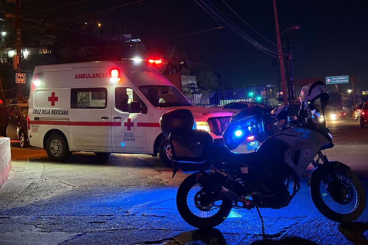 Ciclista resulta lesionado en la colonia Kennedy en Nogales; el responsable huyó en una pick up roja
