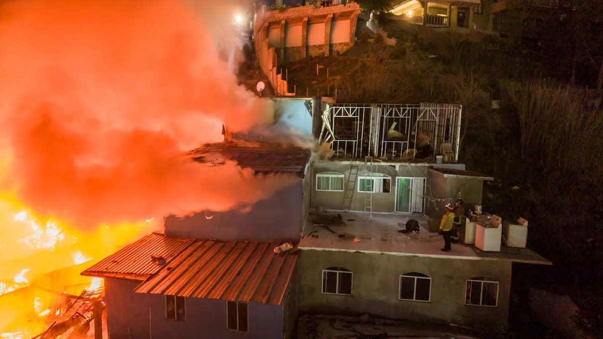 Bomberos combatieron el incendio que afectó seis viviendas en la colonia Lázaro Cárdenas. Foto: Border Zoom