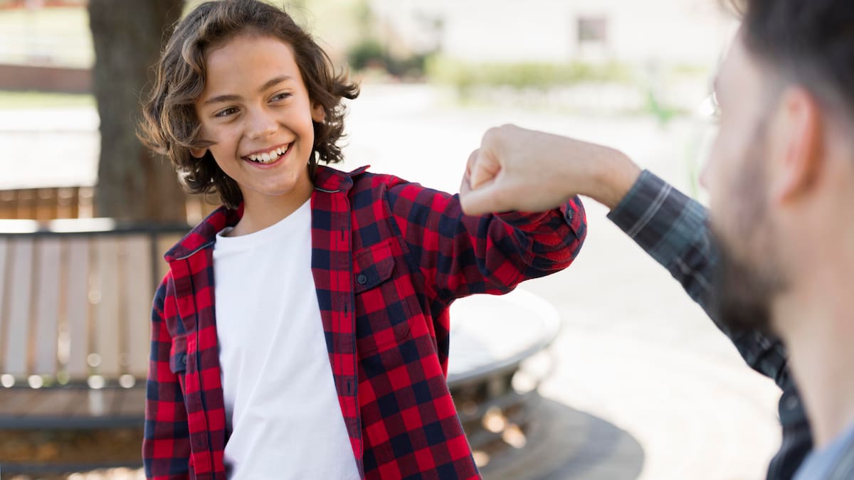 Cuando una persona crece en un entorno con pocos elogios, su mente no se queda estática | Freepik