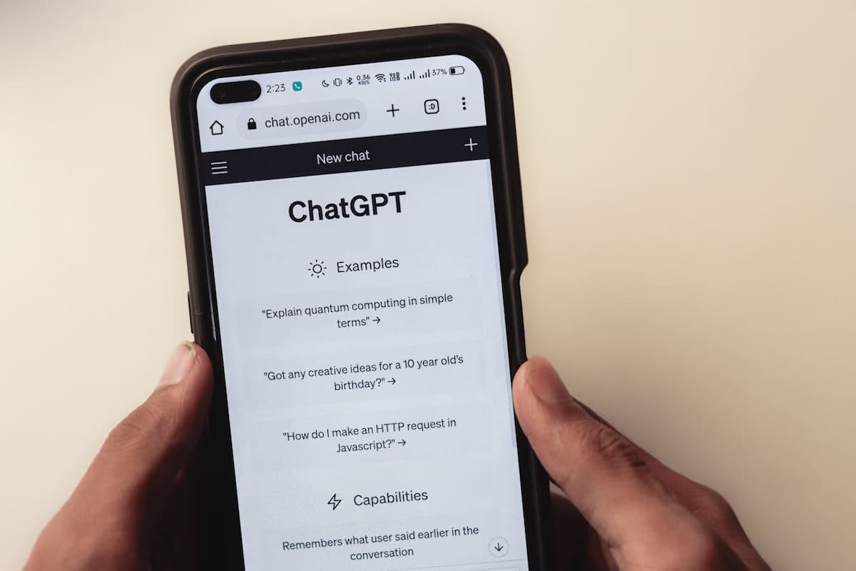 Uno de los principios más importantes en el funcionamiento de los asistentes de IA es la protección de la información personal. Por ello, no pueden proporcionar datos privados de otras personas. | Foto: Pexels