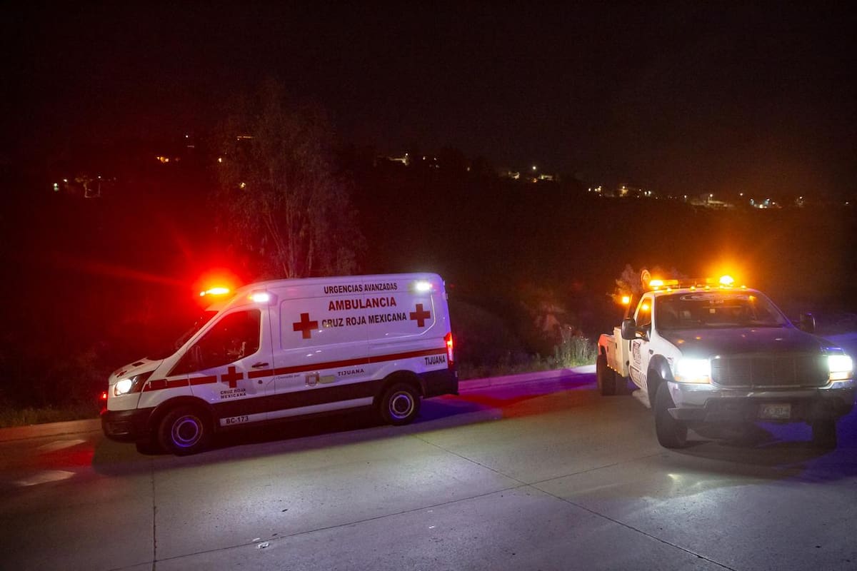 Una joven resultó lesionada tras salirse del camino y caer a un arroyo de difícil acceso. Foto: Border Zoom
