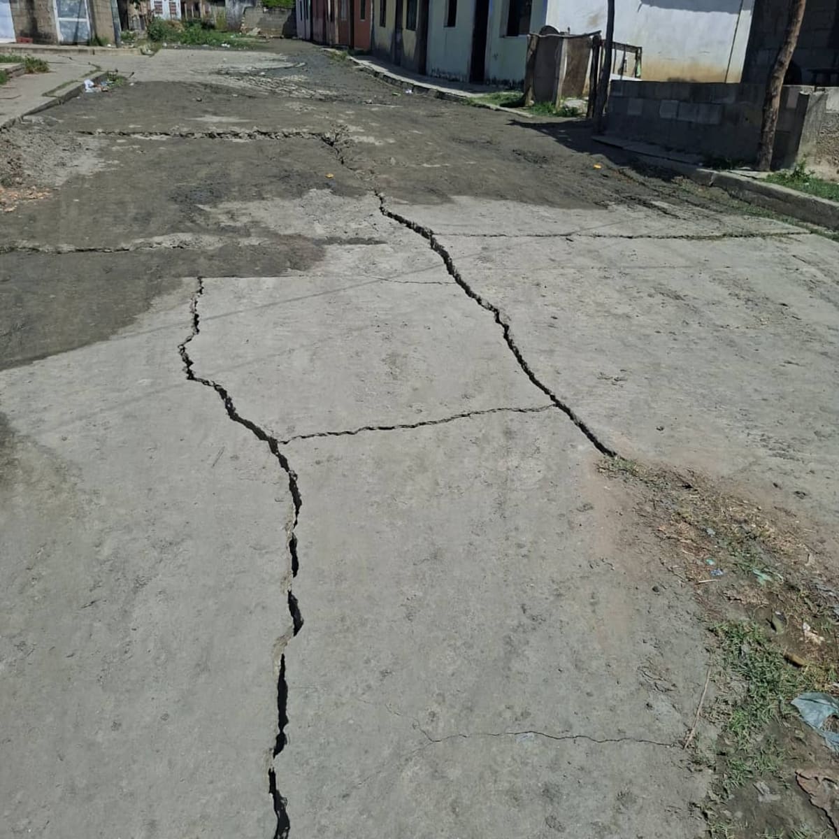 Los dos sismos afectaron algunas calles, casas en la localidad de Boca de Aroa en el estado Falcón. Foto: Yosman Suárez.