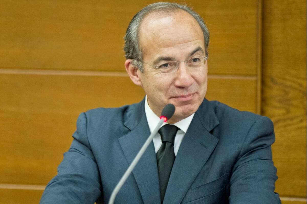 Felipe Calderón conduce Porsche en rally de Yucatán