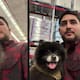 “Viejo ridículo y cochino”: Critican a joven por hacer compras en Costco junto a su perro y su respuesta se vuelve viral