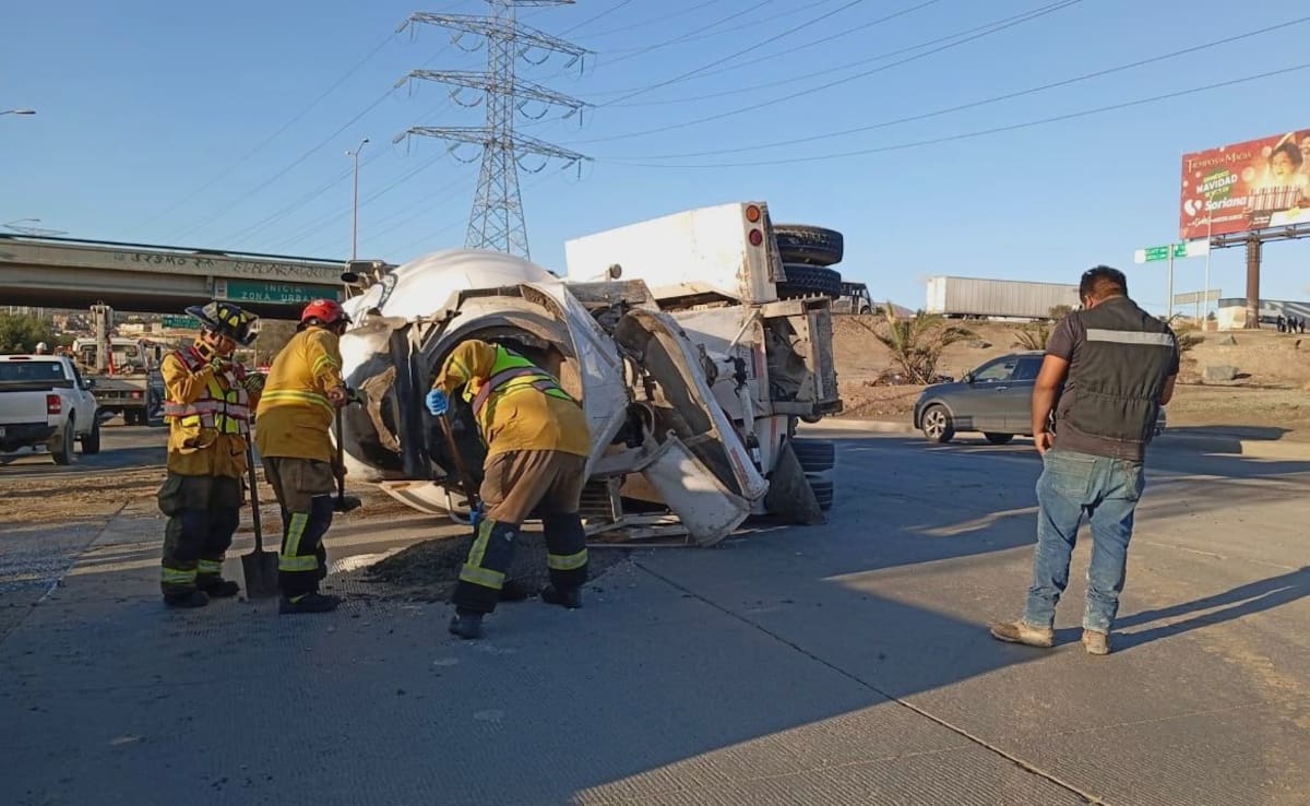 El conductor salió ileso pese al aparatoso incidente, ocurrido en el mismo punto donde otro camión volcó hace poco más de un mes. Foto: Border Zoom