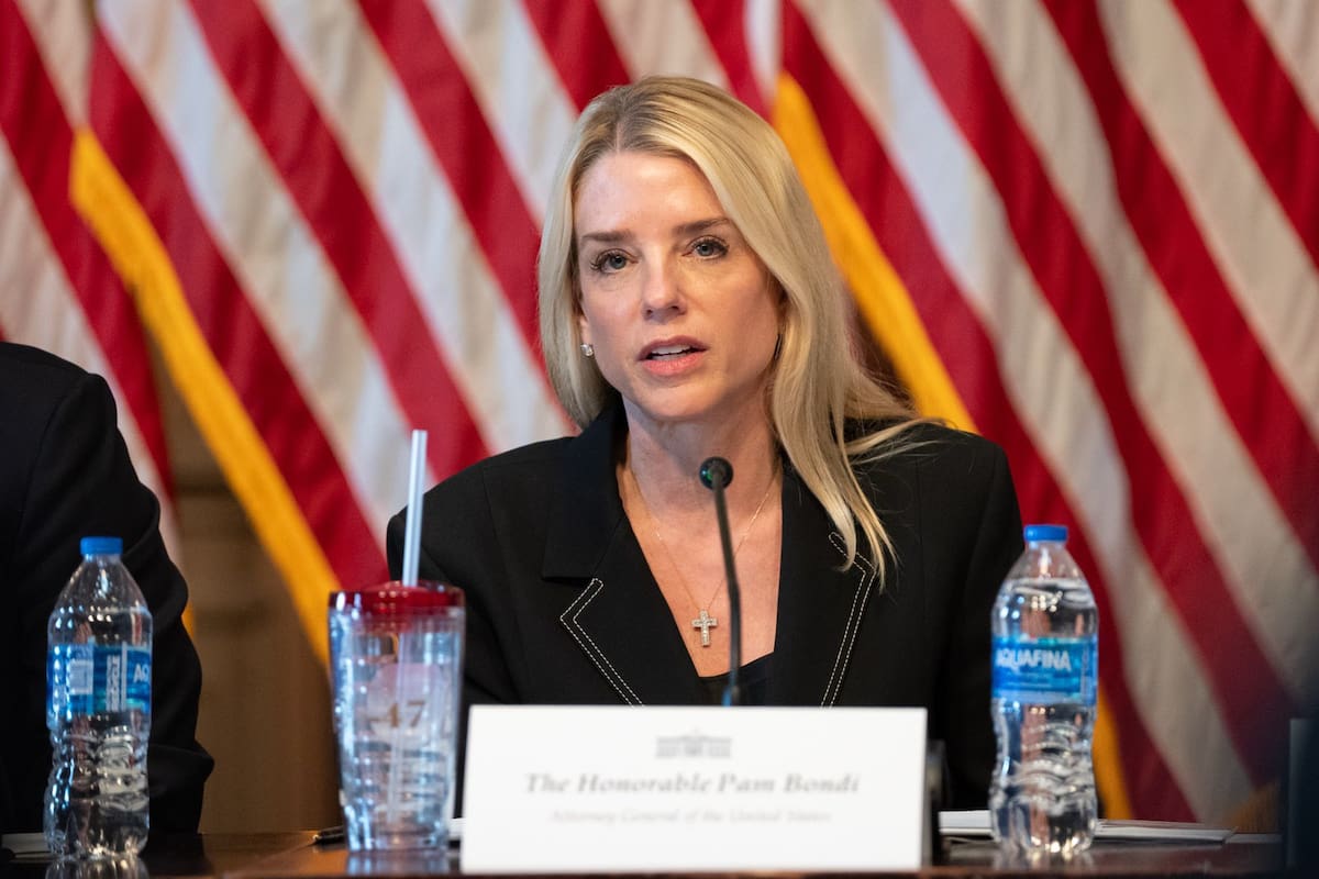 Pam Bondi acusa vínculo entre migrantes deportados, cárteles de drogas y crisis del fentanilo en EEUU