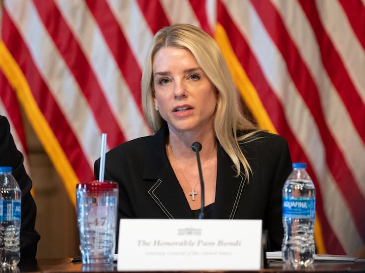 Bondi declara ‘nueva era de violencia política’ y despliega agentes a instalaciones ICE