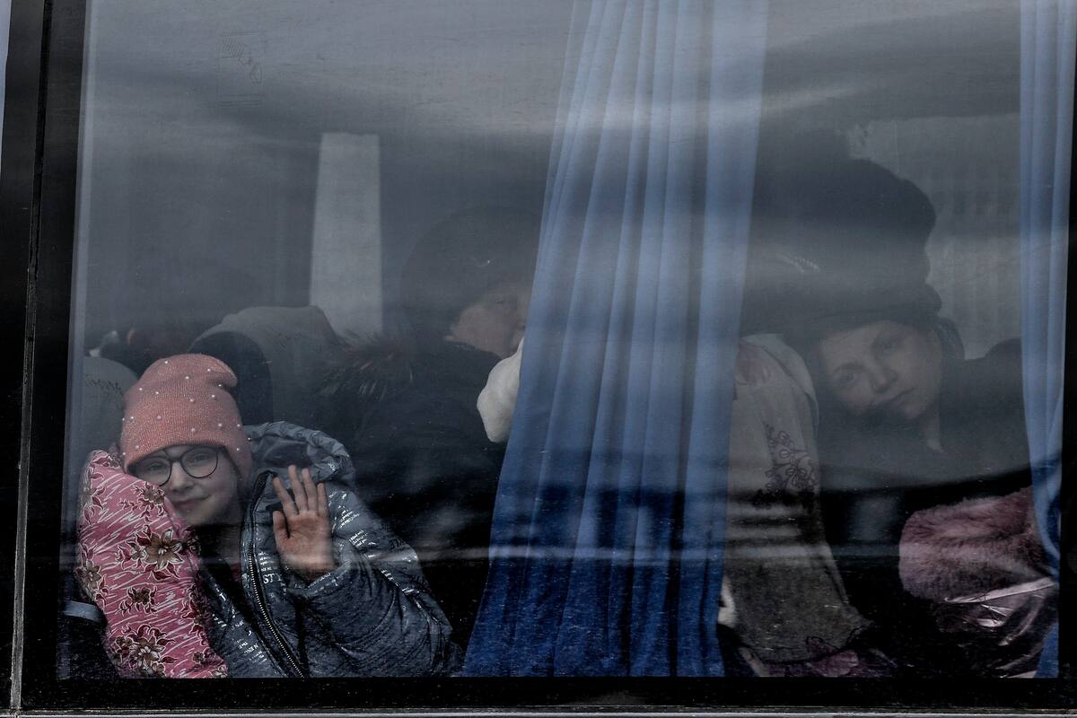 Ucrania anuncia siete corredores humanitarios y denuncia que no puede llevar ayuda a Mariúpol