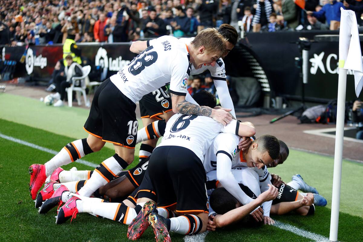Valencia recupera su nivel a tiempo para vencer al Barcelona en Mestalla