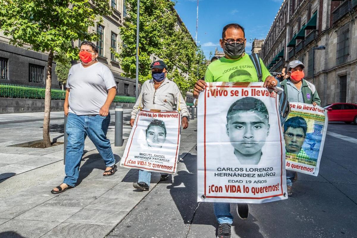 Llegan familiares de normalistas de Ayotzinapa a Palacio Nacional
