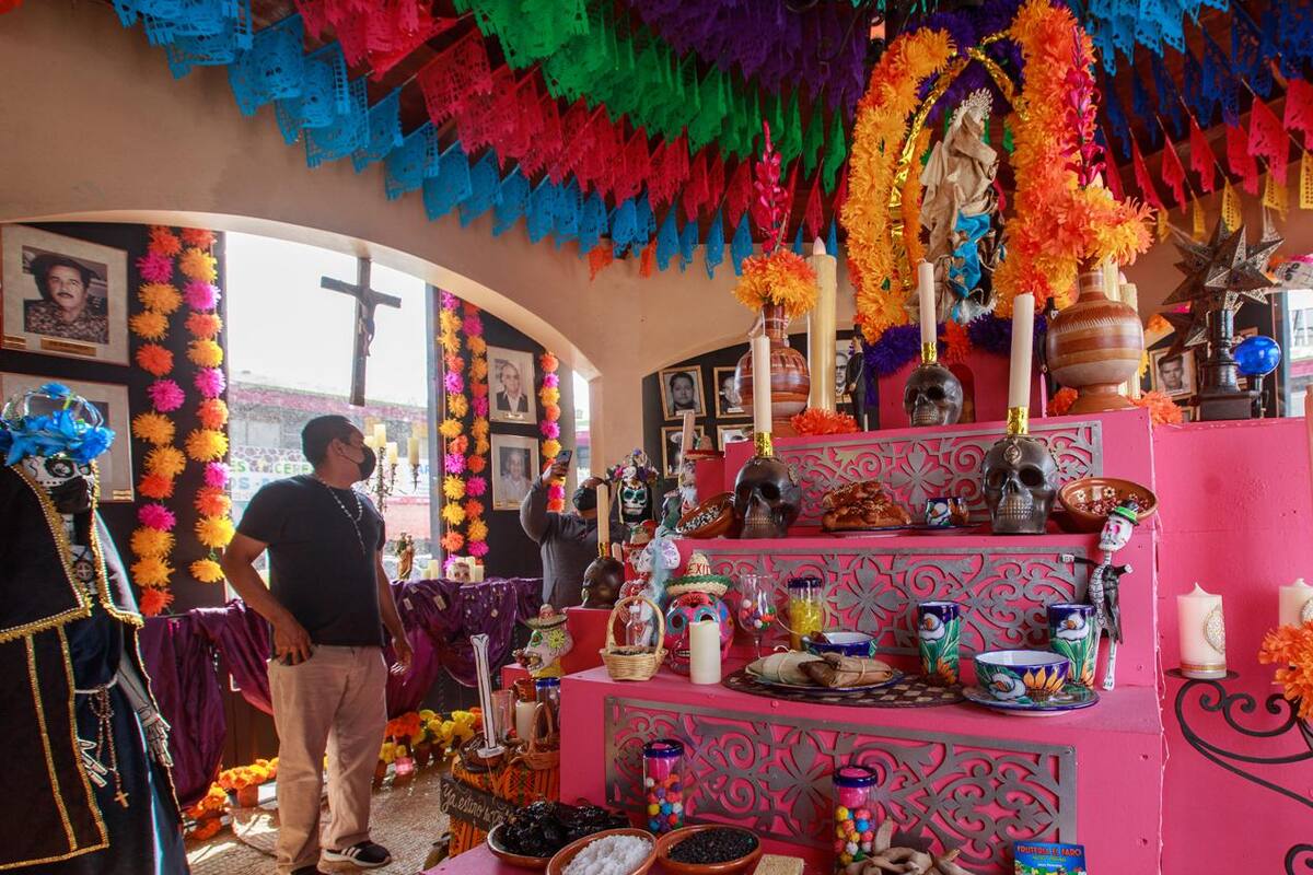 Mantienen viva la tradición de los altares de muertos en el Mercado Hidalgo de Tijuana