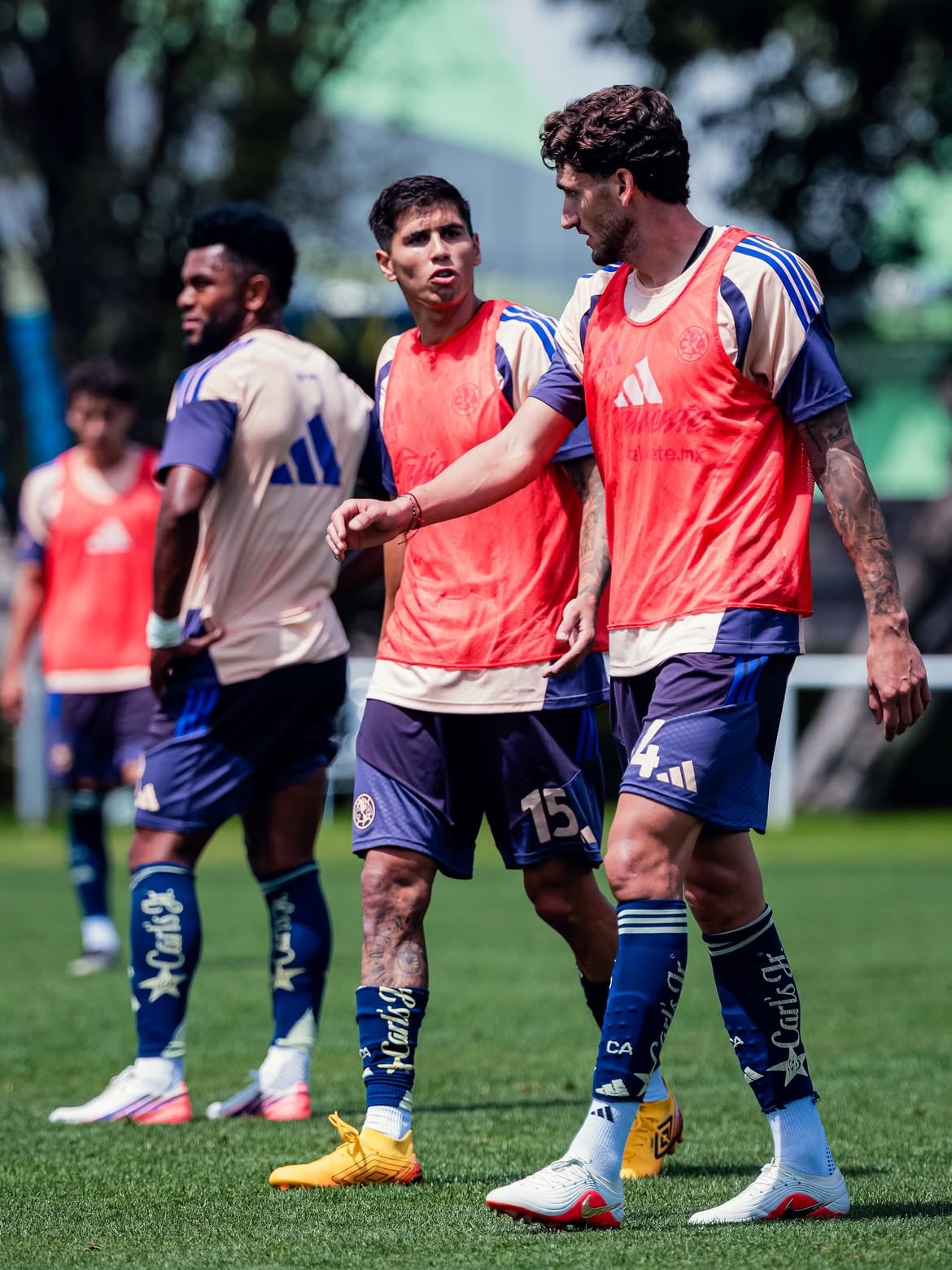 El defensor argentino, Santiago Ramos Mingo y el zaguero uruguayo, Santiago Bueno, conversan durante los entrenamientos con las Águilas del América. (Foto: IG @clubamerica)