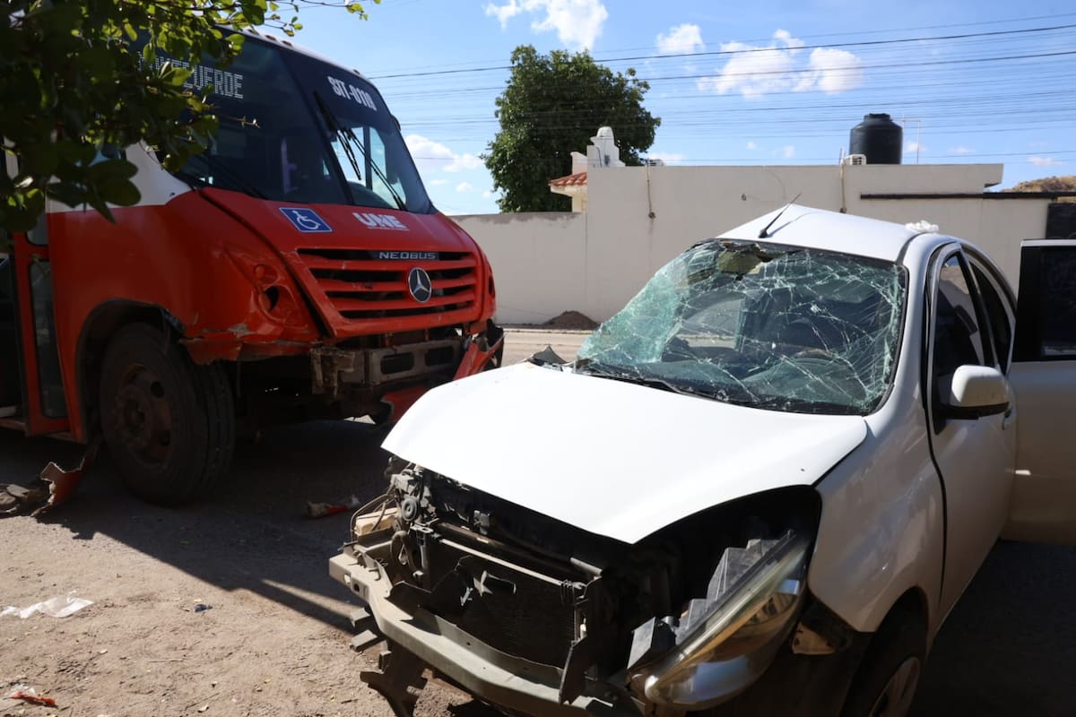 Conductor a alta velocidad choca con camión urbano en colonia Los Ángeles y queda gravemente herido